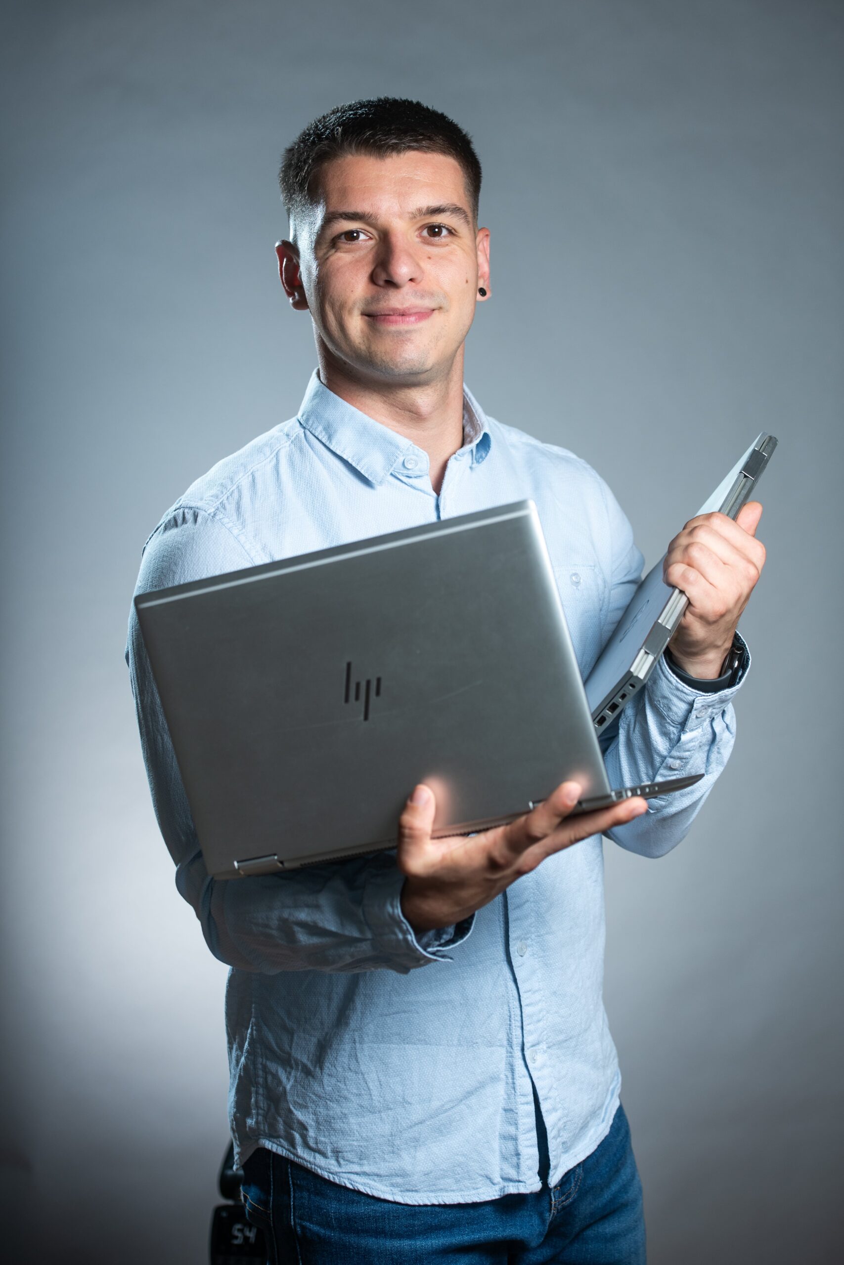 IT-Support & 3D-Druck – Porträt mit Laptop